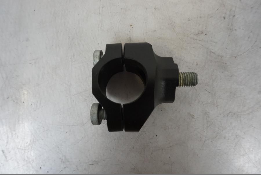 Baksidan på Styrfäste från en KTM 1290 Super Duke R -2023 motorcykel.