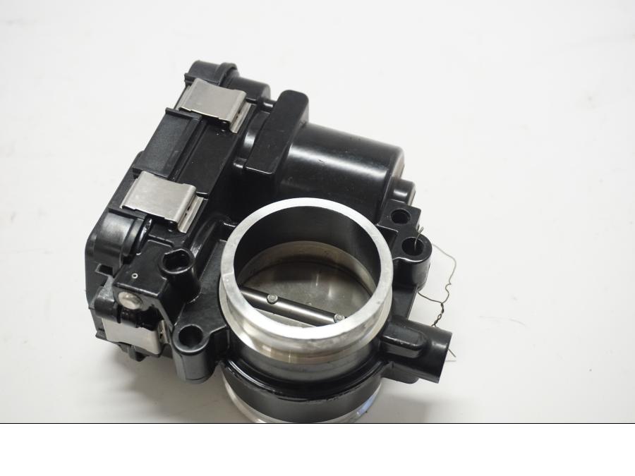 Vänster sida på Spjällhus från en BMW R 1250 GS -2019 motorcykel.