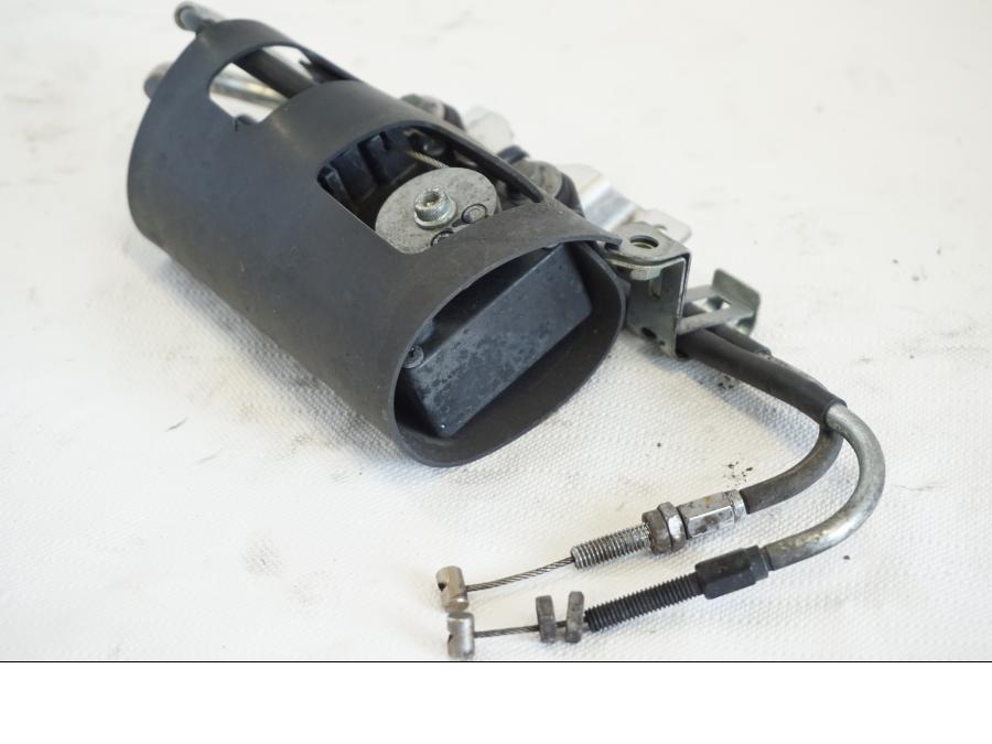 Snett nerifrån på Avgasspjällmotor från en Yamaha YZF R6 -2006 motorcykel.