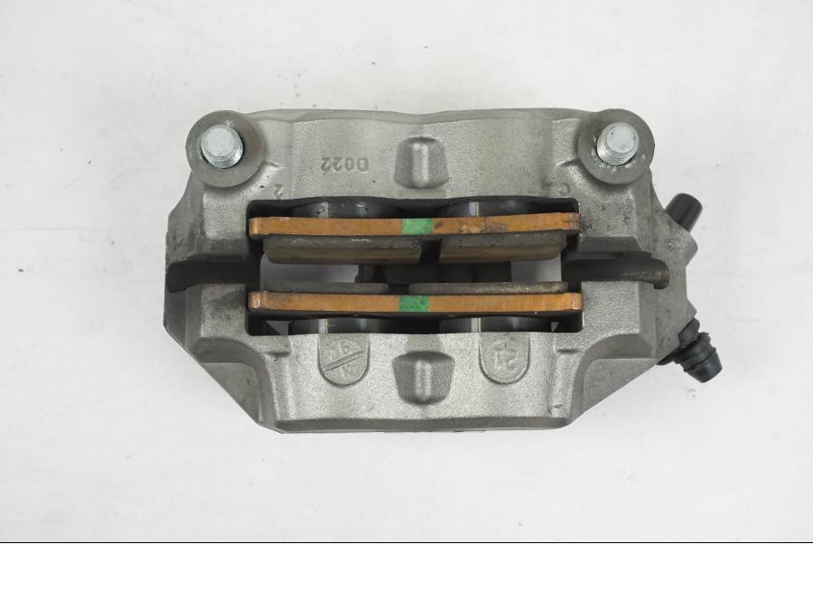 Snett nerifrån på Bromsok från en KTM 1290 Super Duke R -2022 motorcykel.