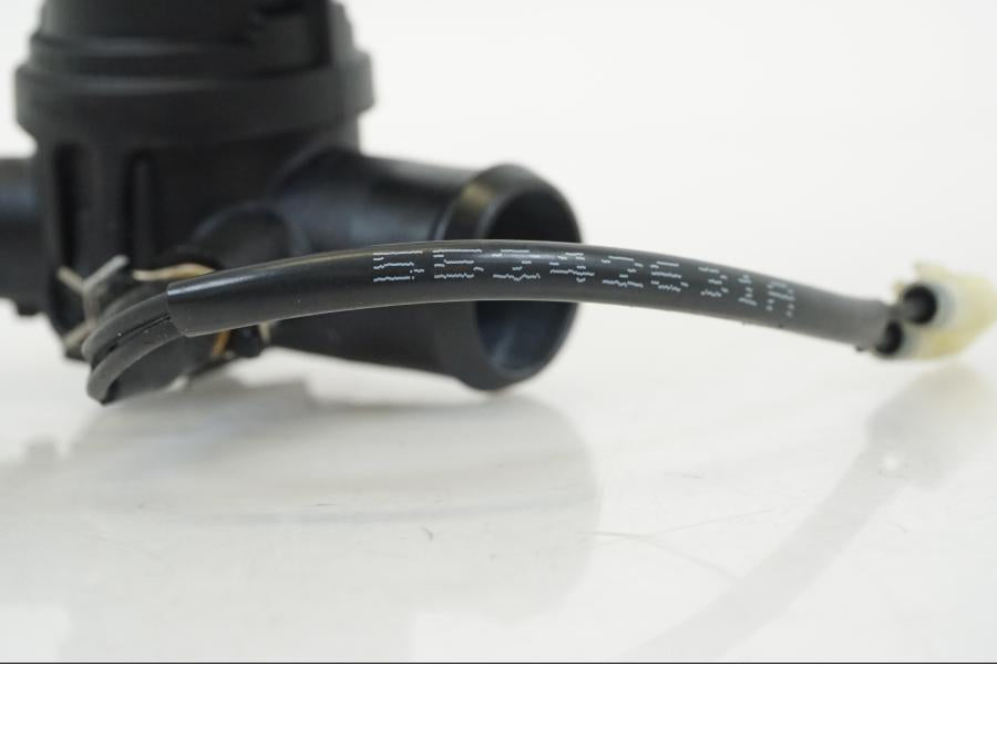 Snett nerifrån på Vattentermostathus från en Ducati Streetfighter V4 -2020 motorcykel.