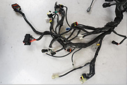 Snett uppifrån på Kabelstam från en KTM 1290 Super Duke R -2021 motorcykel.