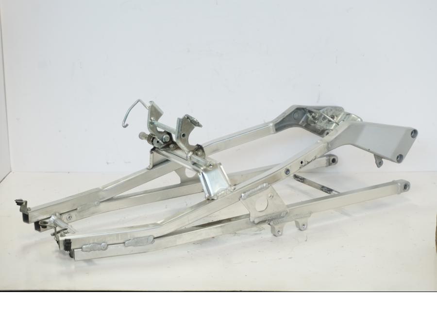 Vänster sida på Bakram från en Honda CBR 900 RR -2001 motorcykel.