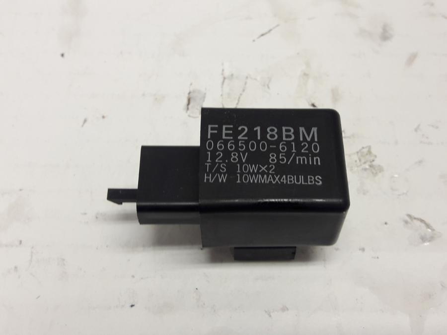 Framsidan på Blinkersrelä från en Yamaha XJR 1300 -2015 motorcykel.