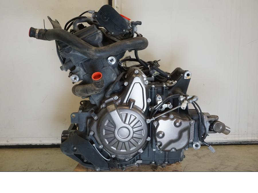 Extrabild2 på <p>Motor från Yamaha XT 1200 Z ABS 2011.</p>

<p>Uppstartad och varmkörd utan anmärkningar.</p>

<p>Finns mindre slitage av lack, repor och ärgat se bilder.</p>

<p>Motornummer: P401E-008770.</p>

<p>Effekt: 80kw / 108hk.</p>

<p>Miltal: 2449 Mil.</p>

<p>Laddar: 14,2V.</p> motorcykel.