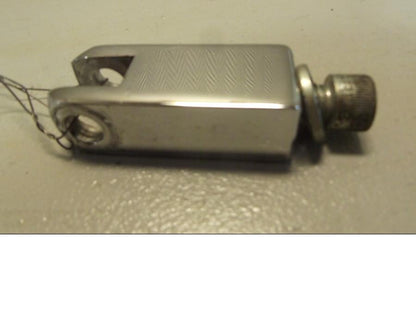 Höger sida på Fotpinnefäste från en H-D Dyna Low Rider FXDL -2004 motorcykel.