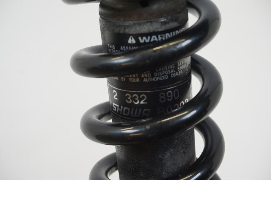 Snett nerifrån på Stötdämpare från en BMW K 1200 LT -2004 motorcykel.