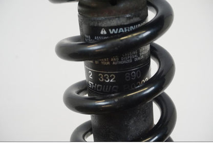 Snett nerifrån på Stötdämpare från en BMW K 1200 LT -2004 motorcykel.