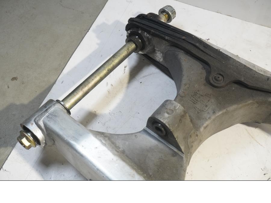 Vänster sida på Sving från en Honda XL 1000 V -1999 motorcykel.