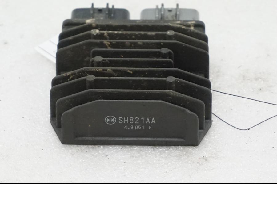 Framsidan på Likriktare från en Ducati Monster 1200 -2015 motorcykel.