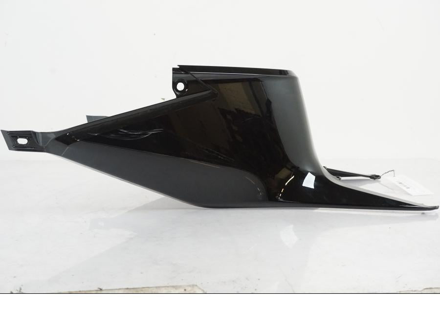 Snett uppifrån på Bensintankskåpa från en KTM 1290 Super Duke R EVO -2023 motorcykel.