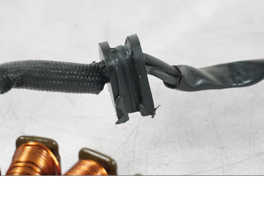 Vänster sida på Generator från en KTM 690 Duke -2015 motorcykel.