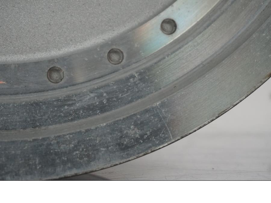 Snett uppifrån på Fälg från en H-D Softail Standard FXST -2001 motorcykel.