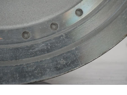 Snett uppifrån på Fälg från en H-D Softail Standard FXST -2001 motorcykel.