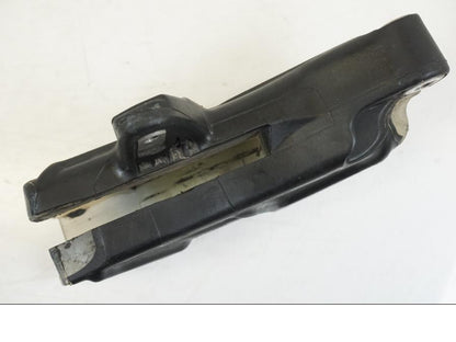 Vänster sida på Kedjeguide från en Husqvarna 701 Supermoto -2020 motorcykel.