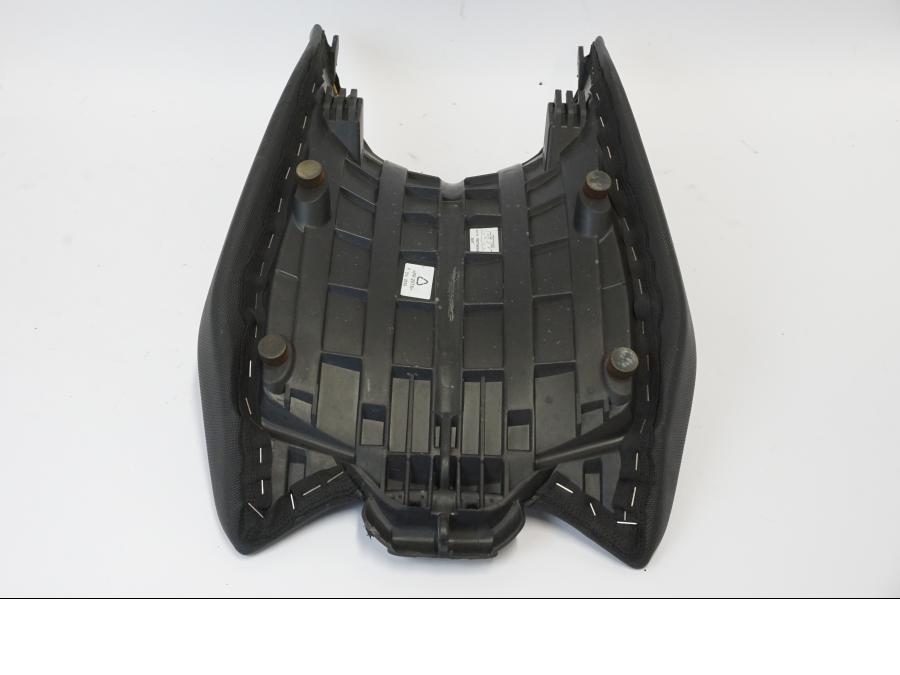 Snett uppifrån på Sadel från en KTM 690 Duke -2016 motorcykel.