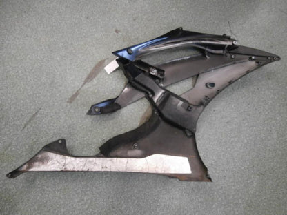 Snett nerifrån på Sidkåpa från en Yamaha YZF R6 -2008 motorcykel.