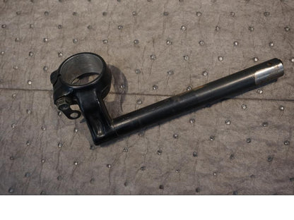 Baksidan på Styre från en Honda CBR 900 RR -1999 motorcykel.