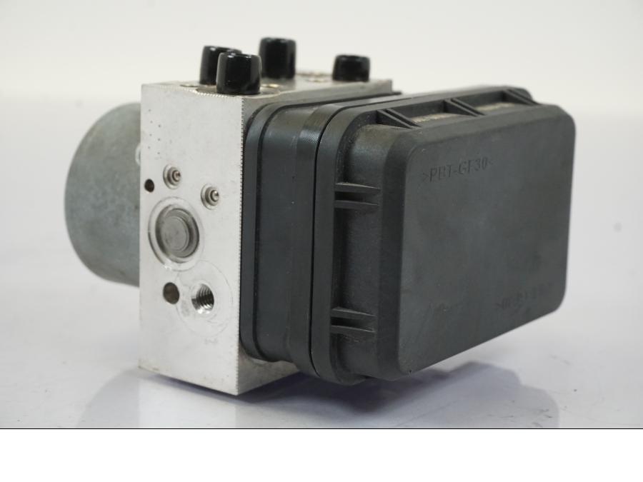 Höger sida på ABS Modulator från en Yamaha MT-07 -2016 motorcykel.