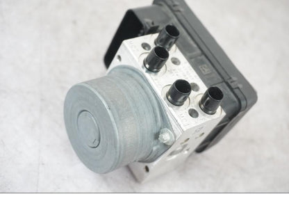 Vänster sida på ABS Modulator från en BMW F 800 R -2018 motorcykel.