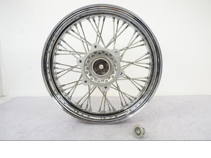 Framsidan på Fälg från en Suzuki VL 800 -2002 motorcykel.