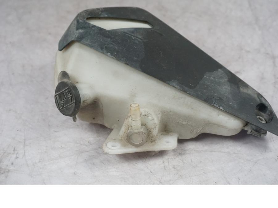 Vänster sida på Vattenexpansionskärl från en Triumph Tiger Explorer -2016 motorcykel.