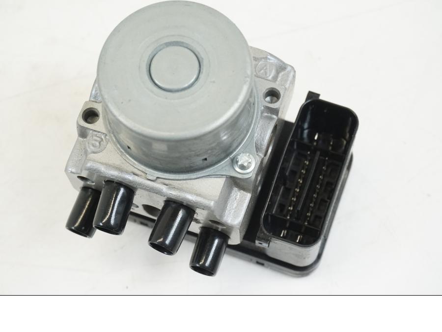 Baksidan på ABS Modulator från en Honda CB 650 F Hornet -2017 motorcykel.