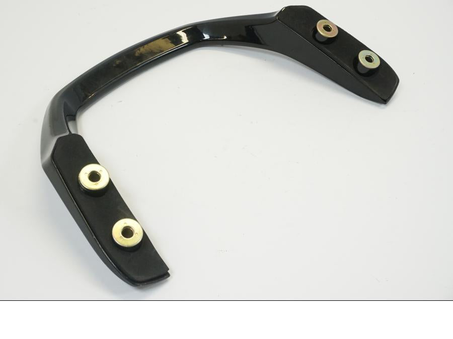 Snett nerifrån på Passagerarhandtag från en Yamaha FZ-S 600 -2001 motorcykel.