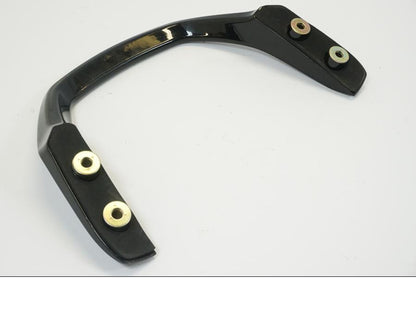 Snett nerifrån på Passagerarhandtag från en Yamaha FZ-S 600 -2001 motorcykel.