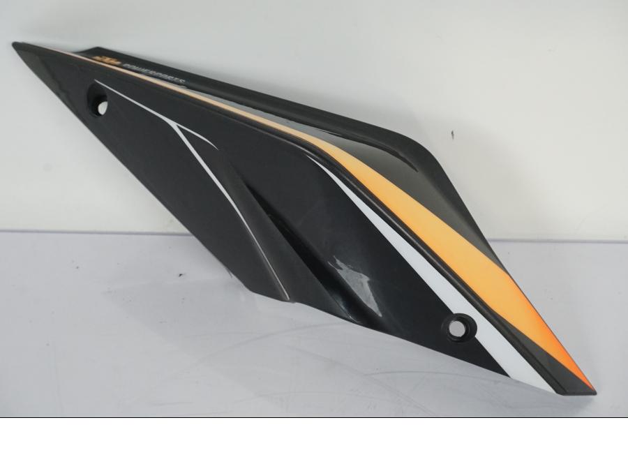 Framsidan på Bakvinge från en KTM 1290 Super Duke R -2015 motorcykel.