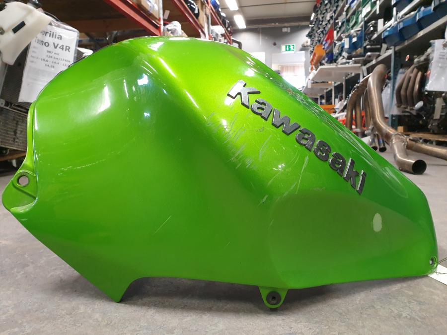 Framsidan på Bensintankskåpa från en Kawasaki ZX-12R -2000 motorcykel.