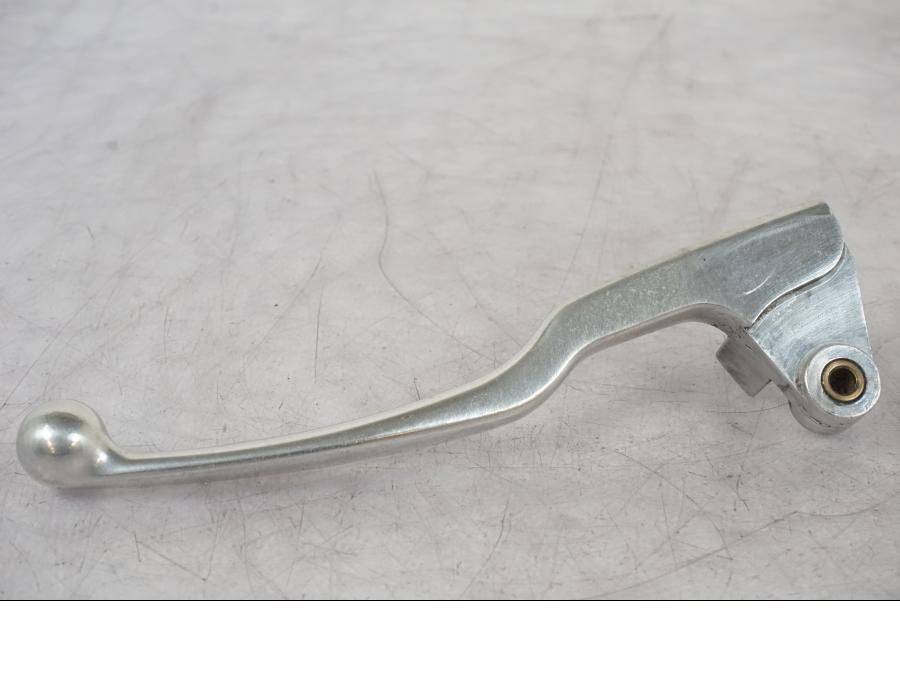 Framsidan på Kopplingsgrepp från en Suzuki VL 800 -2002 motorcykel.