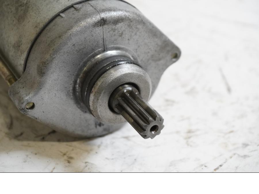 Baksidan på Startmotor från en Honda CBR 900 RR -1999 motorcykel.