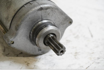 Baksidan på Startmotor från en Honda CBR 900 RR -1999 motorcykel.