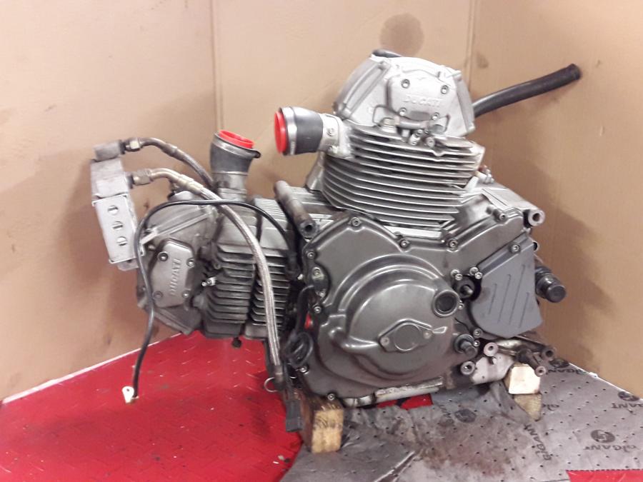 Höger sida på Motor från en Ducati 750 SS -2000 motorcykel.