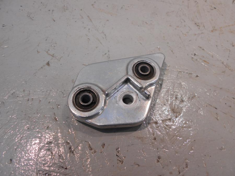 Framsidan på Fotpinnefäste från en Yamaha TDM 850 -1999 motorcykel.