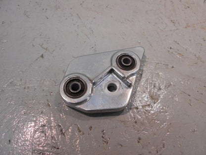 Framsidan på Fotpinnefäste från en Yamaha TDM 850 -1999 motorcykel.