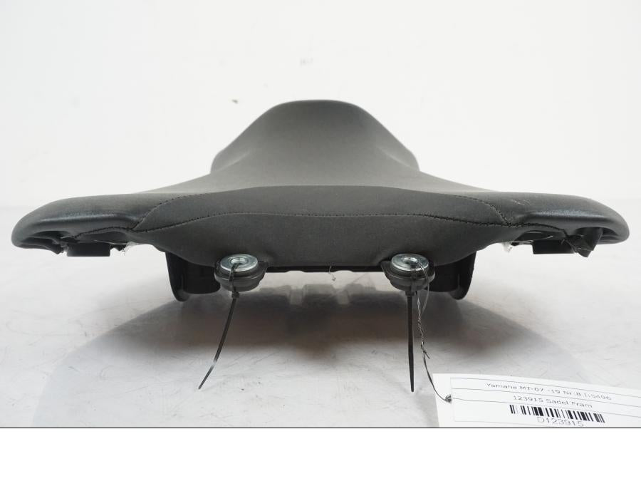 Vänster sida på Sadel från en Yamaha MT-07 -2019 motorcykel.