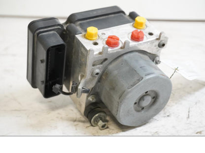 Framsidan på ABS Modulator från en BMW S 1000 RR -2010 motorcykel.