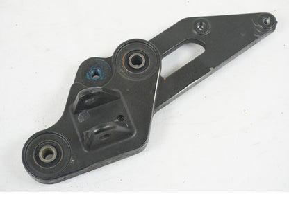 Framsidan på Fotpinnefäste från en Yamaha MT-07 -2019 motorcykel.