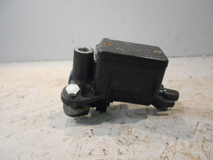 Baksidan på Bromshuvudcylinder från en Honda CBR 125 R -2007 motorcykel.