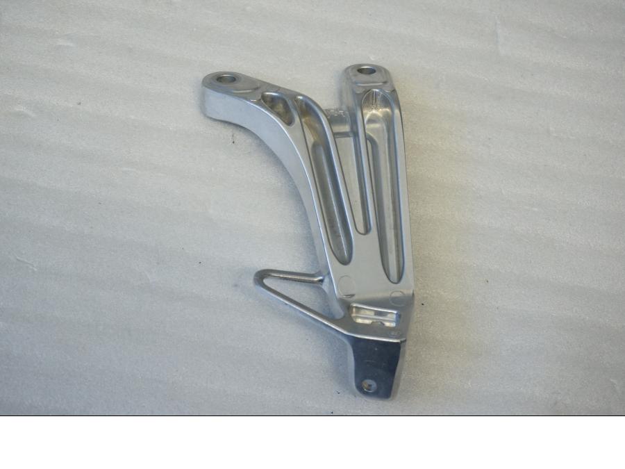 Baksidan på Fotpinnefäste från en Honda CBR 600 RR -2004 motorcykel.