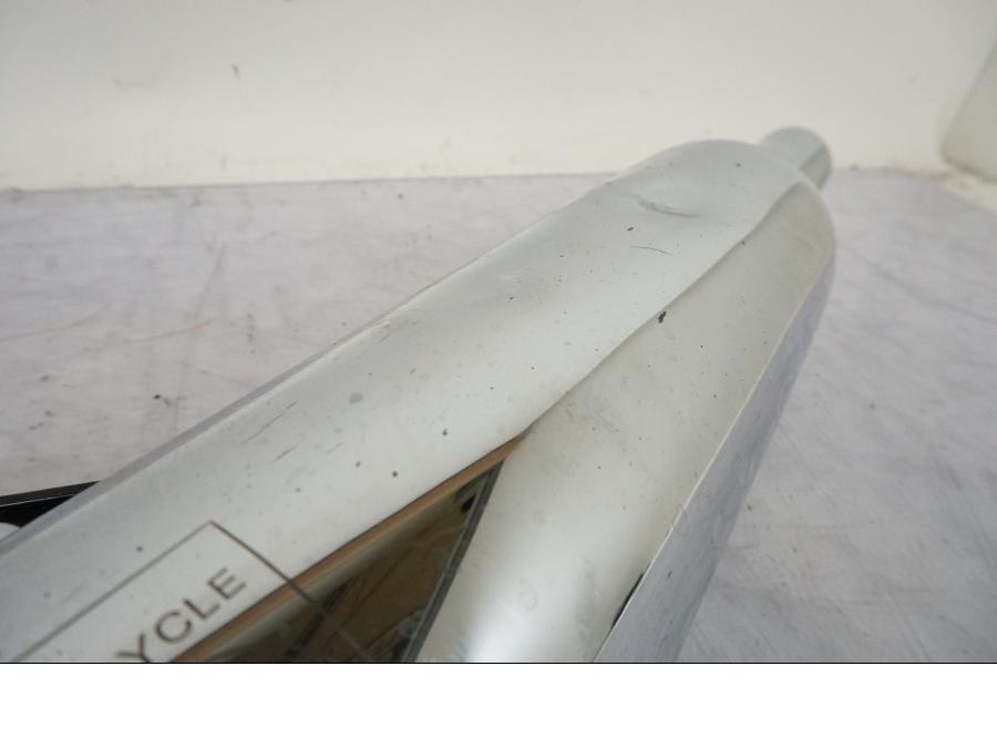 Snett uppifrån på Ljuddämpare från en Triumph Bonneville T120 -2021 motorcykel.