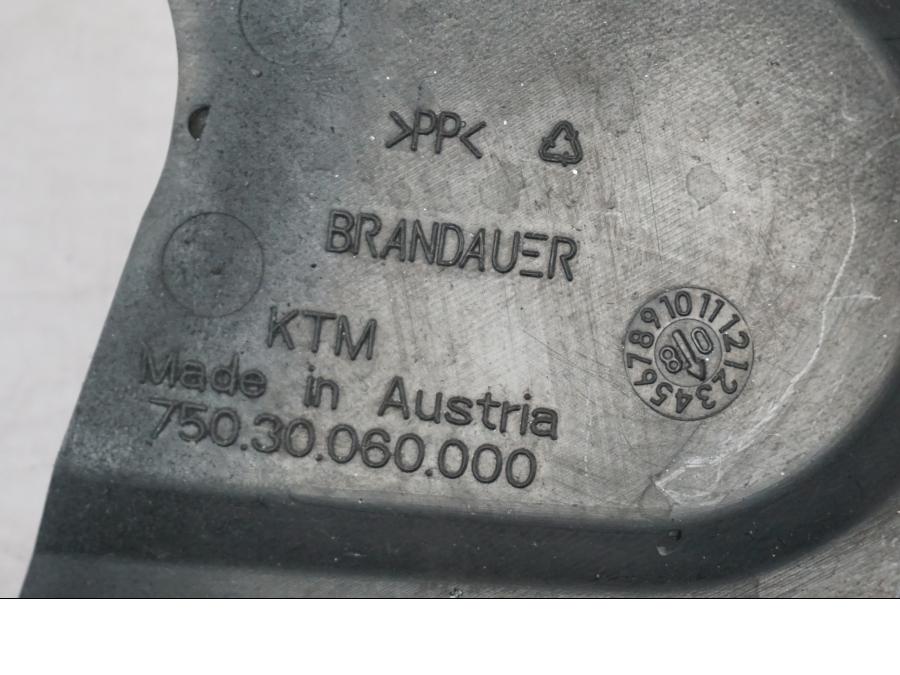 Snett uppifrån på Drevkåpa från en KTM 690 SM R -2009 motorcykel.