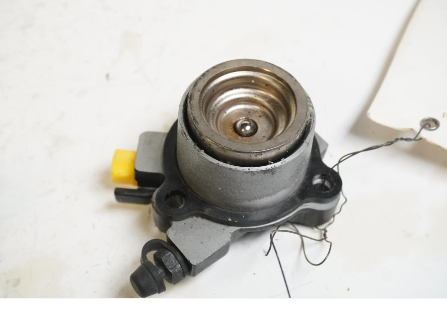 Baksidan på Kopplingslavcylinder från en Kawasaki GTR 1400 -2008 motorcykel.