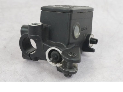 Höger sida på Bromshuvudcylinder från en Yamaha MT-09 -2016 motorcykel.