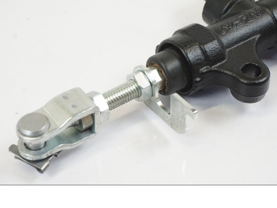 Baksidan på Bromshuvudcylinder från en Triumph Trident -2021 motorcykel.