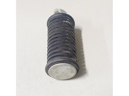 Vänster sida på Fotpinne från en Suzuki VL 800 -2001 motorcykel.