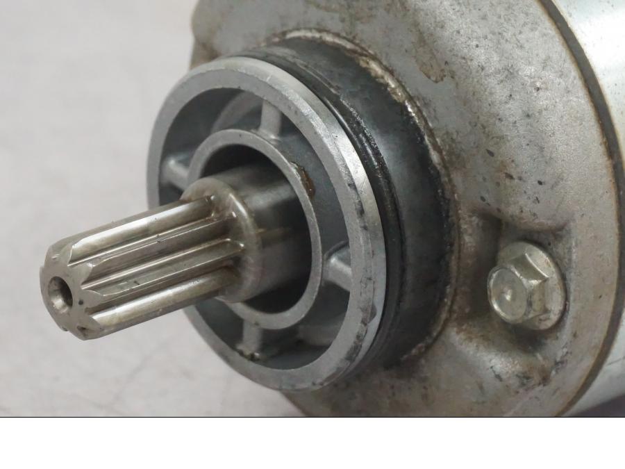 Snett uppifrån på Startmotor från en KTM 1190 Adventure -2015 motorcykel.