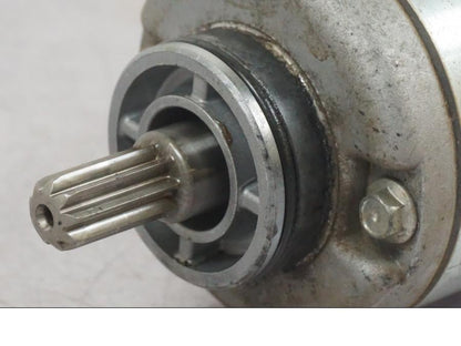 Snett uppifrån på Startmotor från en KTM 1190 Adventure -2015 motorcykel.